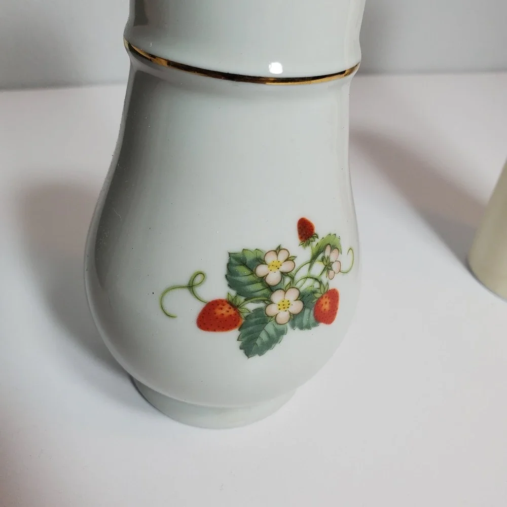 VTG 1979 Avon Porcelain Strawberry Sugar Shaker 22k Gold‎ Trim W/Talc In Box